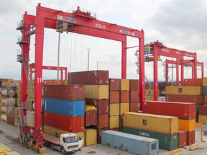 RTG & RMG Container Krane bewegen Container in einem Container Block 